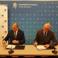 Skupina EIB poskytla v ČR v roce 2025 téměř 2 miliardy eur na železniční dopravu, energetické sítě a podporu bydlení